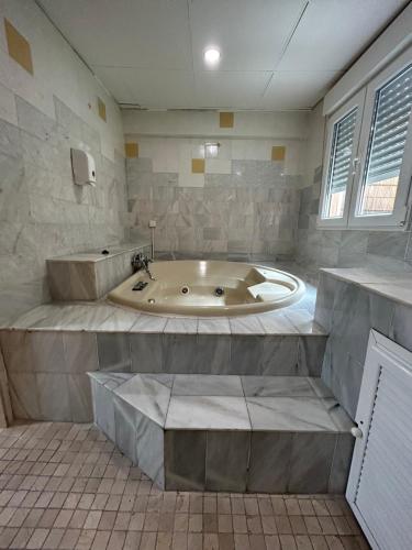 Habitación Doble con bañera de hidromasaje del hotel Hostal Avenida Andalucia. Foto 18