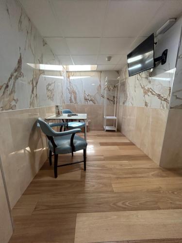 Habitación Doble con bañera de hidromasaje del hotel Hostal Avenida Andalucia. Foto 19