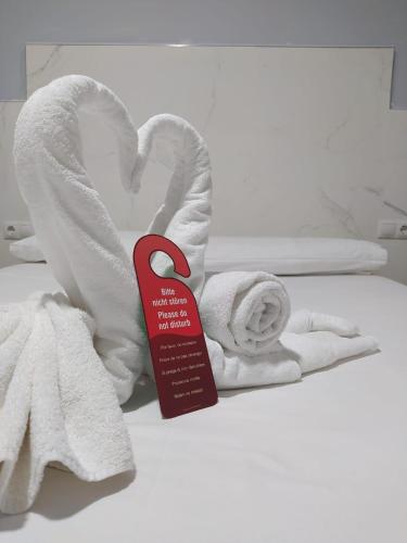 Habitación Doble con vistas a la piscina del hotel Hostal Avenida Andalucia