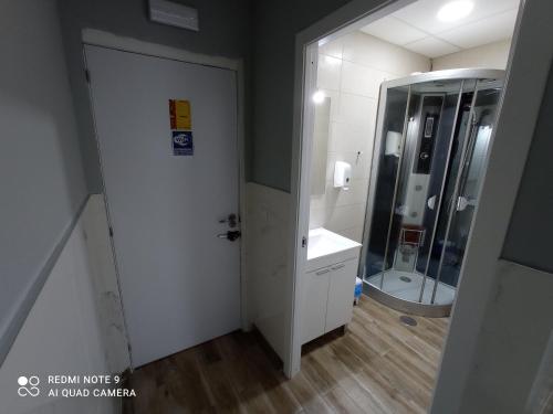 Habitación Doble con vistas a la piscina del hotel Hostal Avenida Andalucia. Foto 1