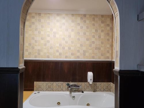 Habitación Doble Económica con bañera de hidromasaje del hotel Hostal Avenida Andalucia. Foto 3