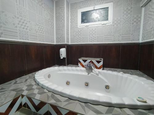 Habitación Doble Económica con bañera de hidromasaje del hotel Hostal Avenida Andalucia. Foto 7