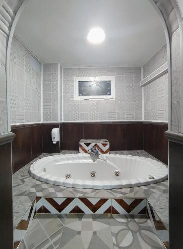 Habitación Doble Económica con bañera de hidromasaje del hotel Hostal Avenida Andalucia. Foto 8