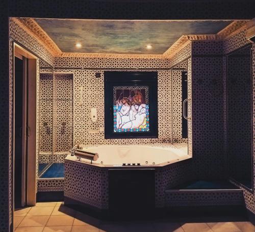 Suite con bañera de hidromasaje - Cama extragrande del hotel Hostal Avenida Andalucia. Foto 7