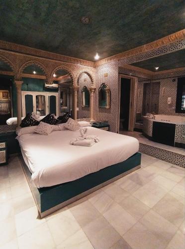 Suite con bañera de hidromasaje - Cama extragrande del hotel Hostal Avenida Andalucia. Foto 9