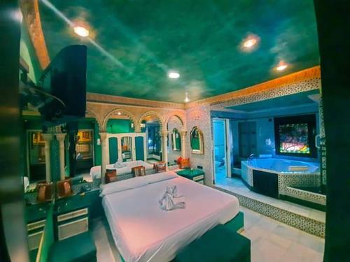 Suite con bañera de hidromasaje - Cama extragrande del hotel Hostal Avenida Andalucia. Foto 10
