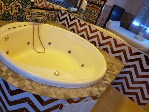 Suite Junior del hotel Hostal Avenida Andalucia. Foto 2