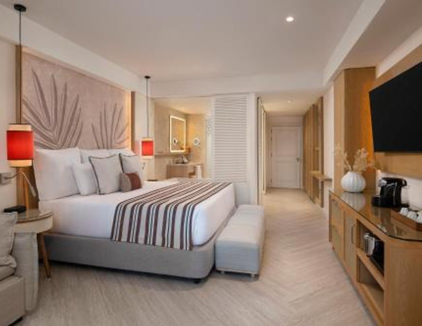 Suite Junior con vistas tropicales y cama extragrande del hotel Dreams Playa Esmeralda Resort & Spa - All Inclusive. Foto 1