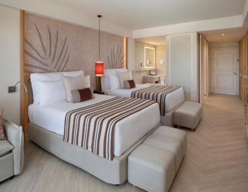 Suite Junior con vistas a la piscina y cama doble del hotel Dreams Playa Esmeralda Resort & Spa - All Inclusive. Foto 1