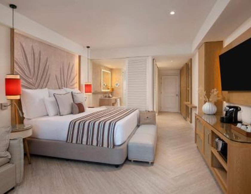 Suite Junior Preferred Club con vistas parciales al océano y cama extragrande del hotel Dreams Playa Esmeralda Resort & Spa - All Inclusive