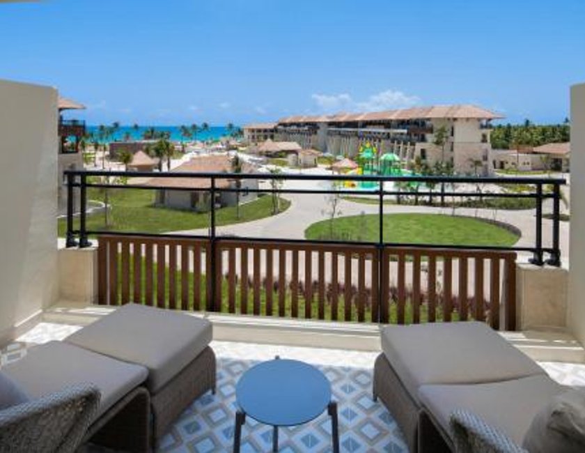 Suite Junior Preferred Club con cama doble y vistas parciales al mar del hotel Dreams Playa Esmeralda Resort & Spa - All Inclusive. Foto 3