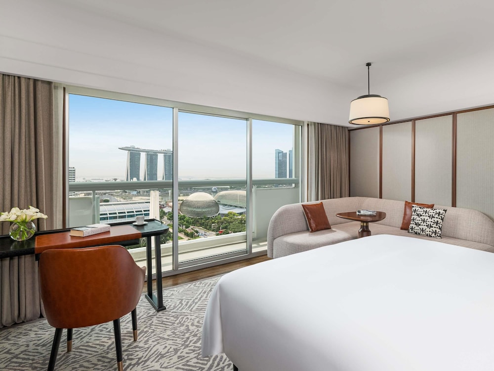 DELUXE MARINA BAY 1 King, balcón con vistas a Marina Bay del hotel Fairmont Singapore (sg Clean). Foto 5