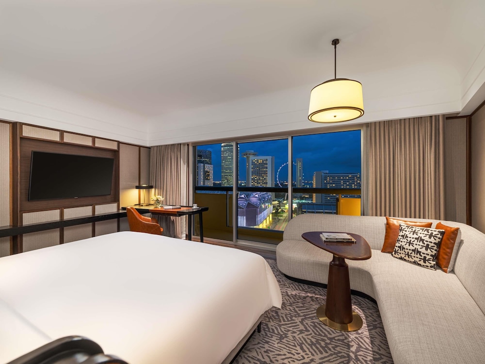 DELUXE MARINA BAY 1 King, balcón con vistas a Marina Bay del hotel Fairmont Singapore (sg Clean). Foto 6