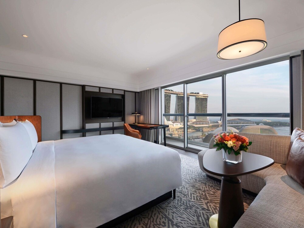 DELUXE MARINA BAY 1 King, balcón con vistas a Marina Bay del hotel Fairmont Singapore (sg Clean). Foto 9