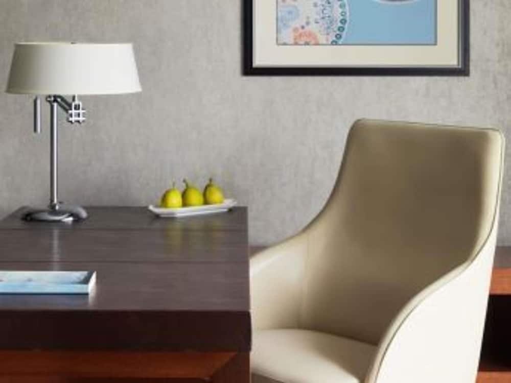 SUITE SIGNATURE, 1 King, habitación de esquina con 2 balcones del hotel Fairmont Singapore (sg Clean). Foto 2