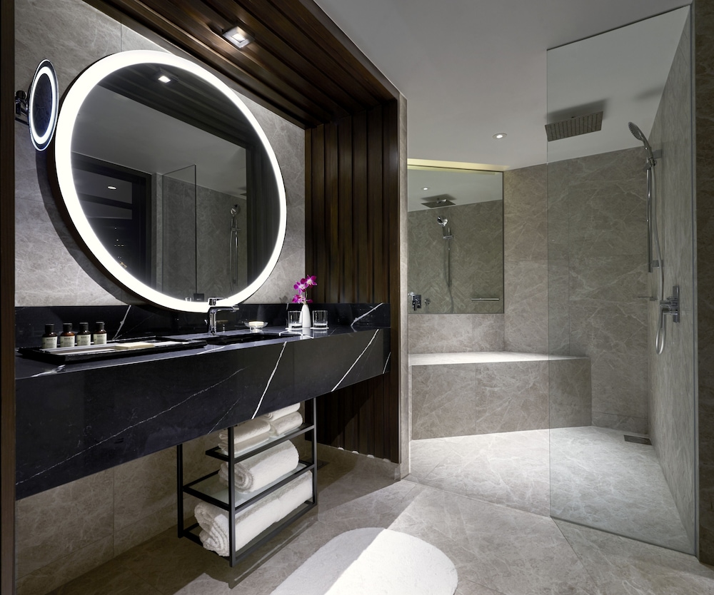 SUITE SIGNATURE GOLD, 1 King, 2 balcones y acceso al Salón Fairmont Gold del hotel Fairmont Singapore (sg Clean)