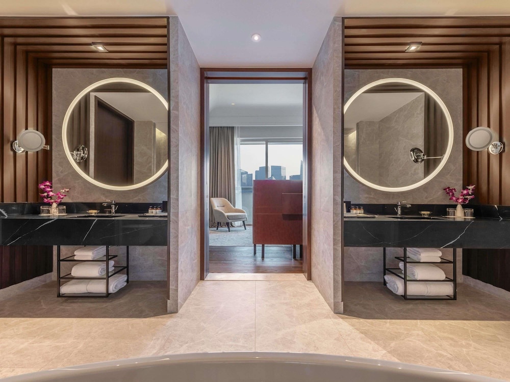 SUITE AMBASSADOR 1 King, 2 balcones y acceso al Salón Fairmont Gold del hotel Fairmont Singapore (sg Clean). Foto 4