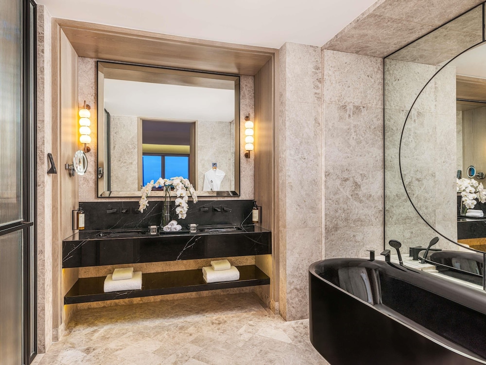 SUITE GOVERNOR, 1 King, 3 balcones y acceso al Salón Fairmont Gold del hotel Fairmont Singapore (sg Clean). Foto 6