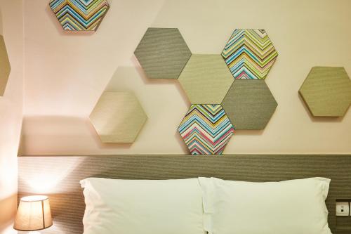 Habitación estándar con 2 camas individuales del hotel Ibis Budget Singapore Imperial. Foto 1