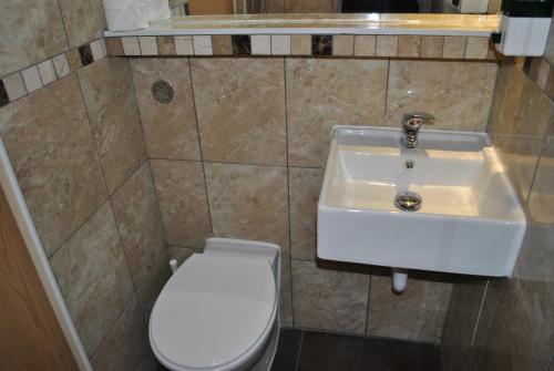 Habitación Doble con aseo privado y ducha - 2 camas del hotel Carlton. Foto 3