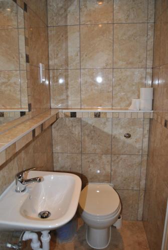 Habitación Doble con aseo privado y ducha - 2 camas del hotel Carlton. Foto 4