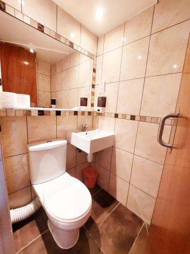 Habitación Doble con aseo privado y ducha - 2 camas del hotel Carlton. Foto 7