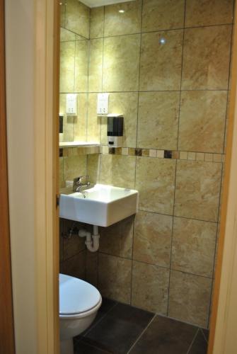 Habitación Doble con ducha y wc privados del hotel Carlton. Foto 4