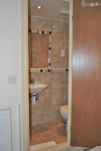 Habitación Doble con ducha y wc privados del hotel Carlton. Foto 5