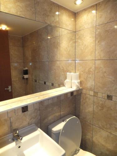 Habitación Doble con ducha y wc privados del hotel Carlton. Foto 6