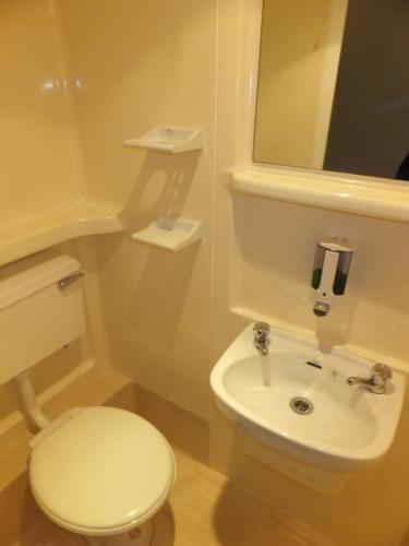 Habitación Individual con ducha y aseo privados del hotel Carlton. Foto 3