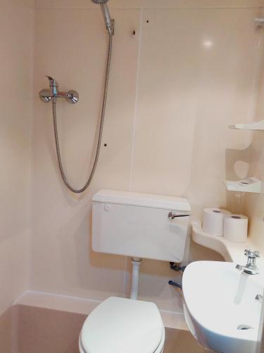 Habitación Individual con ducha y aseo privados del hotel Carlton. Foto 8