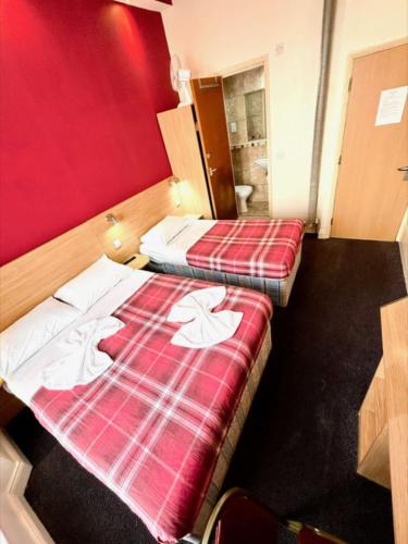 Habitación Triple con aseo y ducha privados del hotel Carlton