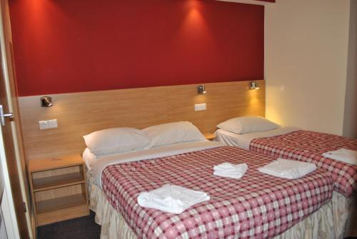 Habitación Triple con aseo y ducha privados del hotel Carlton. Foto 3