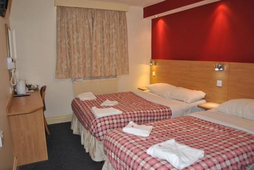 Habitación Triple con aseo y ducha privados del hotel Carlton. Foto 6