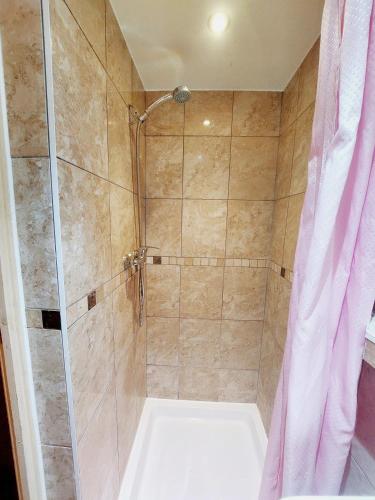 Habitación Triple con aseo y ducha privados del hotel Carlton. Foto 11