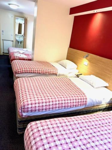 Habitación Familiar Grande con ducha y aseo privados del hotel Carlton