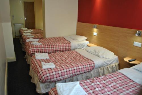 Habitación Familiar Grande con ducha y aseo privados del hotel Carlton. Foto 6