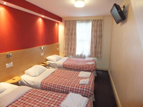 Habitación Familiar Grande con ducha y aseo privados del hotel Carlton. Foto 8