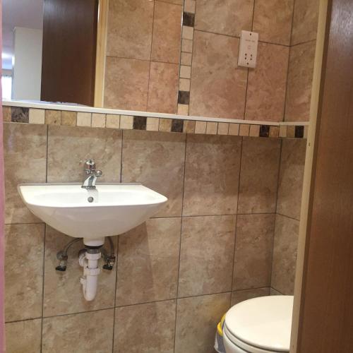 Habitación Familiar Grande con ducha y aseo privados del hotel Carlton. Foto 12