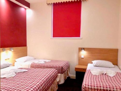 Habitación Familiar con ducha y aseo privados del hotel Carlton. Foto 1