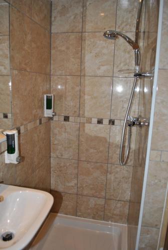 Habitación Familiar con ducha y aseo privados del hotel Carlton. Foto 4