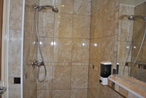 Habitación Familiar con ducha y aseo privados del hotel Carlton. Foto 5