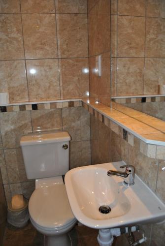 Habitación Familiar con ducha y aseo privados del hotel Carlton. Foto 7