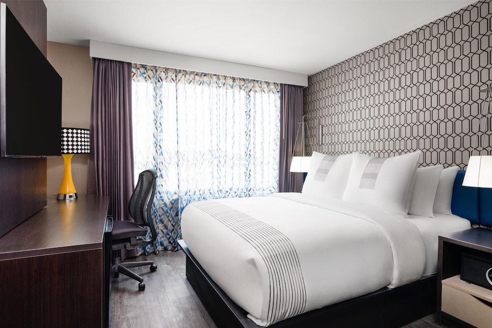Habitación doble 1 Cama queen Agradable del hotel GLō Best Western Bronx NYC. Foto 1
