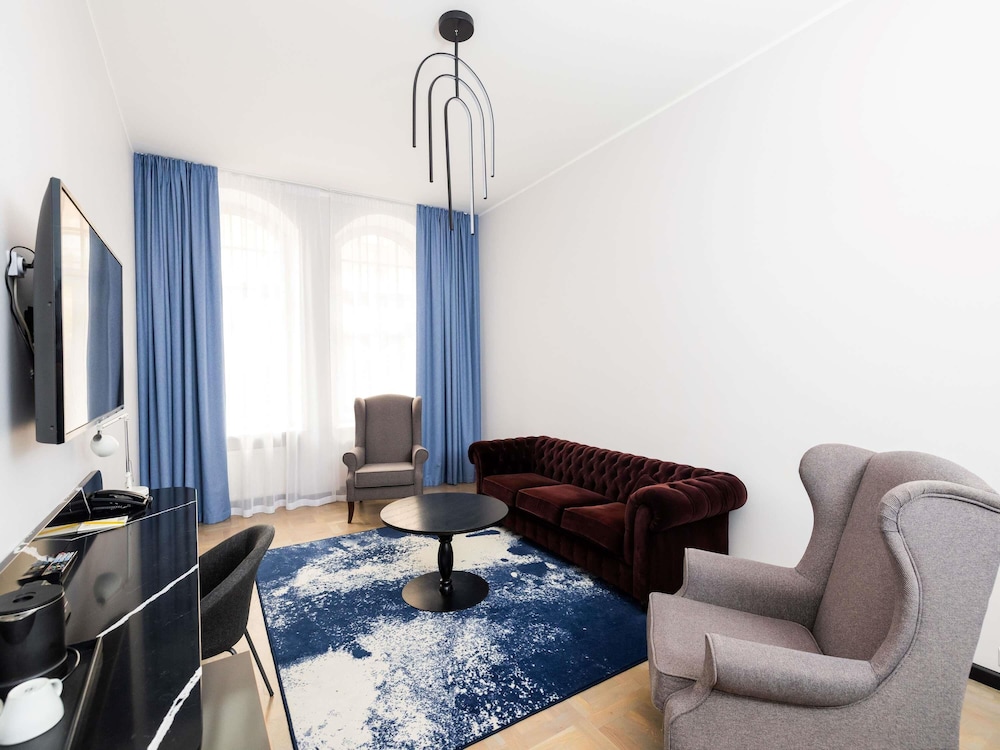 Habitación Ejecutiva con 1 cama doble y sofá del hotel TRIBE Riga City Centre. Foto 11