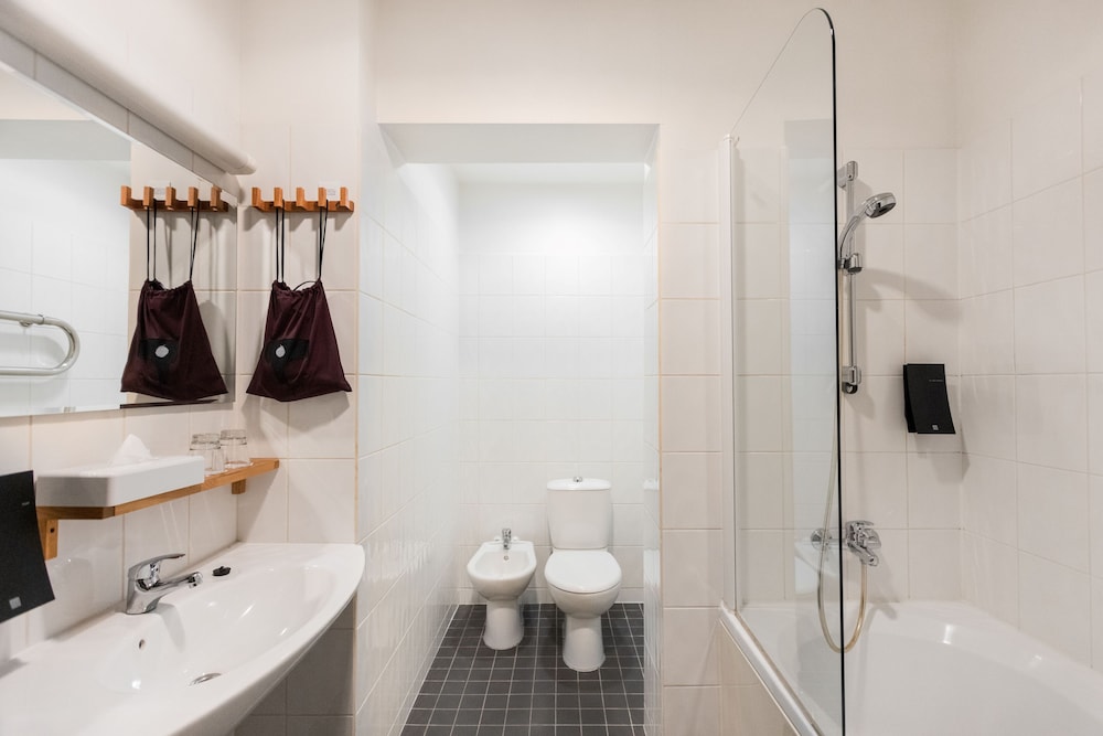 Habitación Ejecutiva con 1 cama doble y sofá del hotel TRIBE Riga City Centre. Foto 12