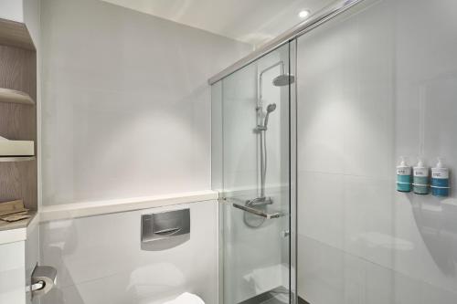 Habitación Superior con cama extragrande del hotel Novotel Singapore on Kitchener. Foto 1