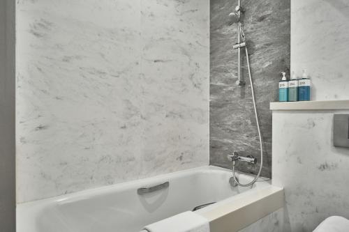 Suite Executive con cama extragrande del hotel Novotel Singapore on Kitchener. Foto 7