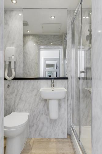 Habitación Doble Deluxe del hotel 1 LEXHAM GARDENS. Foto 6