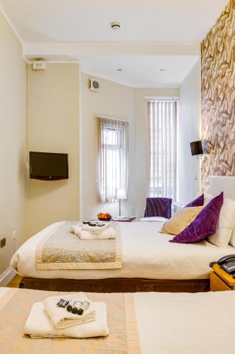 Habitación Triple Estándar del hotel 1 LEXHAM GARDENS. Foto 6